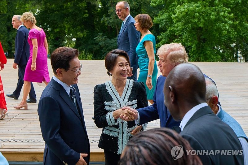 트럼프 대통령과 대화하는 이재명 대통령 부부 (출처=연합뉴스)