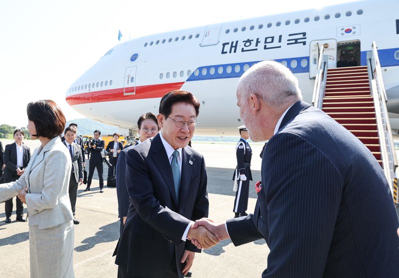 G7 정상회의 참석차 유럽 순방 일정에 나선 이재명 대통령이 9일 경기 성남 서울공항을 통해 출국하며 환송객들과 인사하고 있다. 2026.6.9 ⓒ 뉴스1 허경 기자