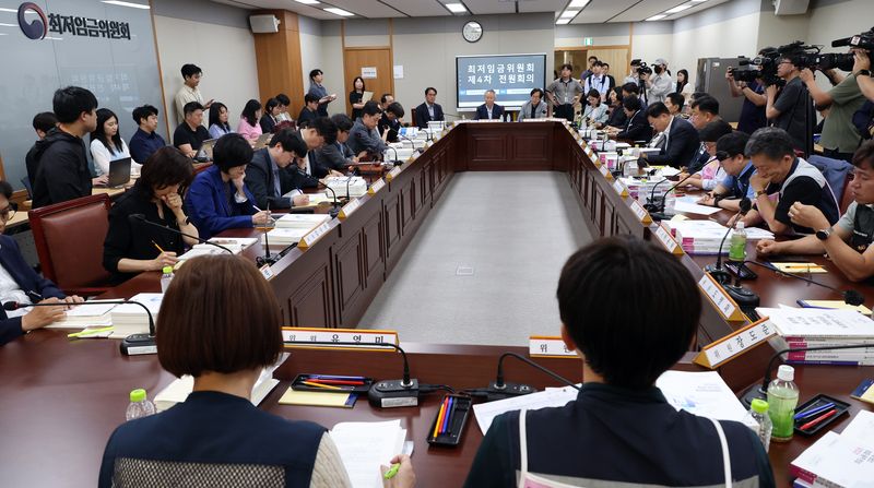 [세종=뉴시스] 강종민 기자 = 지난 9일 세종시 정부세종청사에서 최저임금위원회 4차 전원회의가 열리고 있다. 2026.06.09. ppkjm@newsis.com