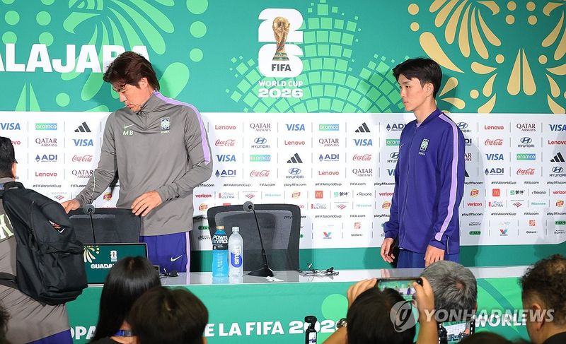 기자회견 참석하는 홍명보 감독과 황인범 (출처=연합뉴스)