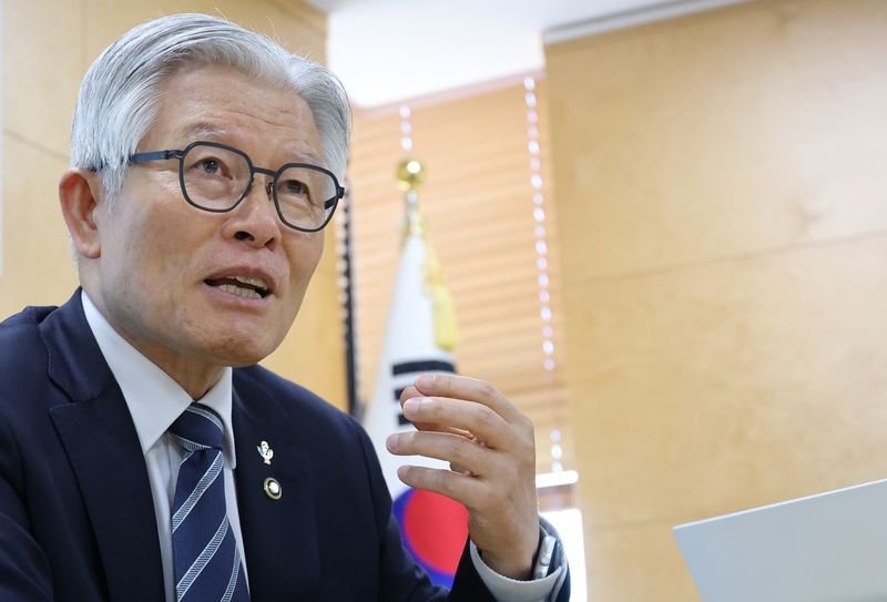 인터뷰하는 최동석 인사혁신처장 (출처=연합뉴스)