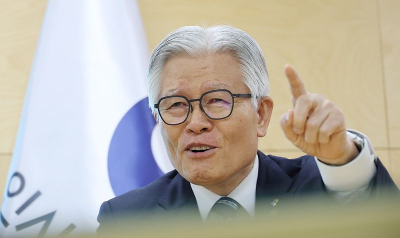 인터뷰하는 최동석 인사혁신처장 (출처=연합뉴스)