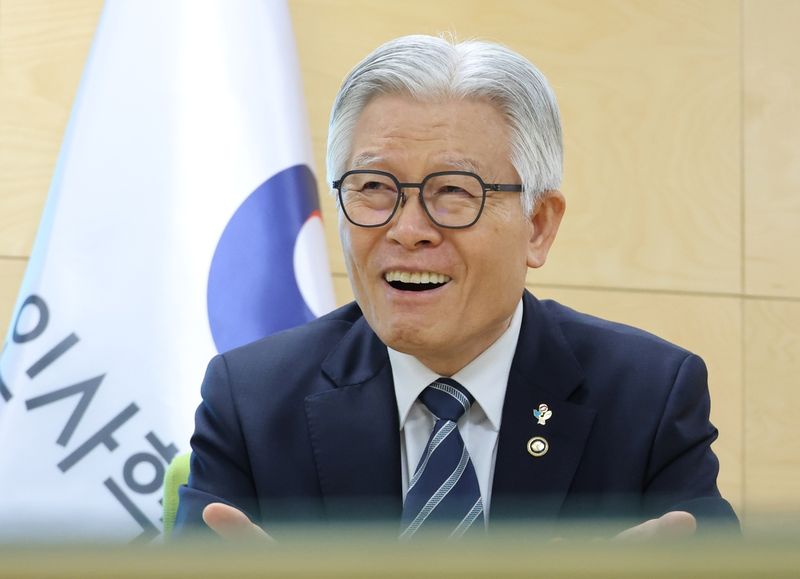 인터뷰하는 최동석 인사혁신처장 (출처=연합뉴스)
