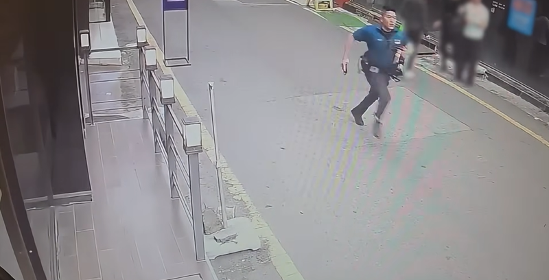 금남지구대 경찰관이 도주하는 A씨를 뒤쫒아 전력질주하고 있다. /사진=경찰청 유튜브