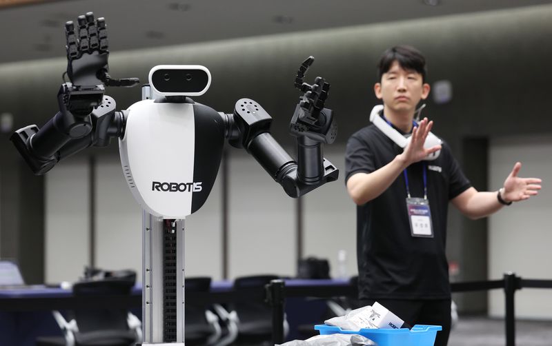 [서울=뉴시스] 김진아 기자 = 9일 서울 마곡 LG사이언스파크에서 열린 피지컬 AI 선도기술개발 사업 착수보고회에서 피지컬 AI 로봇 로보티즈 AI워커가 시연하고 있다. 2026.06.09. bluesoda@newsis.com
