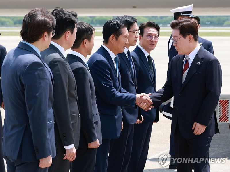 주요 7개국(G7) 정상회의 일정을 마친 이재명 대통령이 18일 경기 성남 서울공항에 도착해 정청래 더불어민주당 대표와 인사를 나누고 있다./사진==연합뉴스