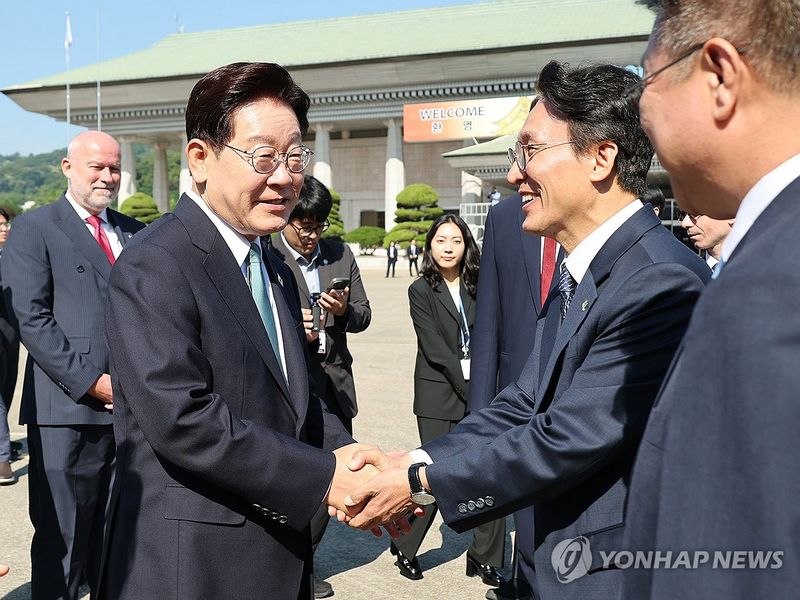 인사하는 이재명 대통령과 김민석 국무총리 (출처=연합뉴스)