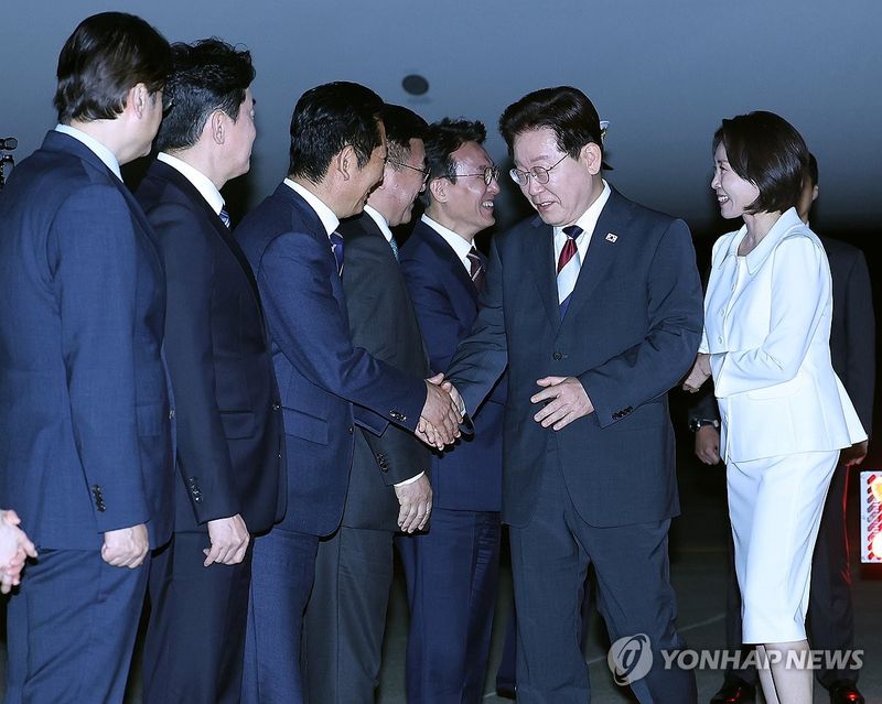 정청래 대표와 인사하는 이재명 대통령 (출처=연합뉴스)