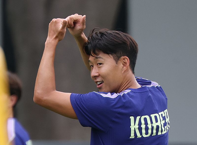 (과달라하라(멕시코)=뉴스1) 박지혜 기자 = 한국 축구 국가대표팀 주장 손흥민이 17일(현지시간) 멕시코 과달라하라 인근 사포판 치바스 바예 베르데 훈련장에서 훈련 중 박지성과 이영표를 향해 엄지척을 하고 있다. 2026.6.18/뉴스1 /사진=뉴스1화상