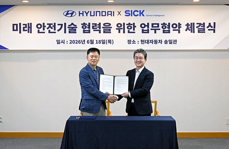 현대차 울산공장은 18일 울산 북구 강동동 현대자동차 직원 연수원에서 씨크코리아(SICK KOREA)와 ‘미래 안전기술 개발 협력을 위한 업무협약식’을 진행했다. 이날 행사에는 현대차 안전환경관리사업부장 정상익 상무, 씨크코리아 문성식 대표이사 등 양사 관계자들이 참석해 업무협약식을 가졌다. 현대차 안전환경관리사업부장 정상익 상무, 씨크코리아 문성식 대표이사가 '미래 안전기술 개발을 위한' 업무협약식을 마치고 기념촬영을 하고 있다. 현대자동차 울산공장 제공