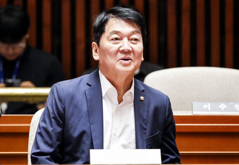안철수 국민의힘 의원이 6월 18일 서울 여의도 국회 예결위회의장에서 열린 의원총회에 참석하고 있다. 뉴시스