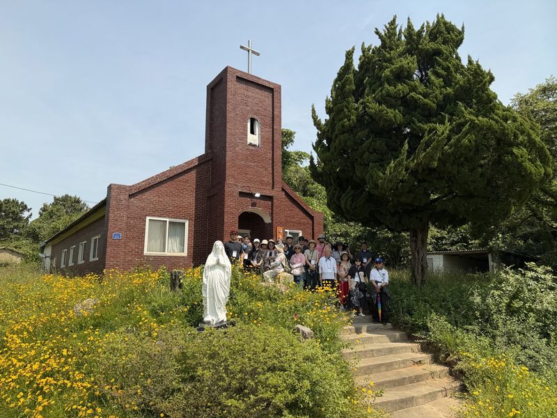 인천시와 옹진군, 인천관광공사가 천주교 인천교구와 손잡고 백령도의 천주교 역사·문화 자원을 활용한 체류형 순례관광 활성화에 나섰다. 사진은 백령도에 위치한 공소 전경. 인천관광공사 제공.
