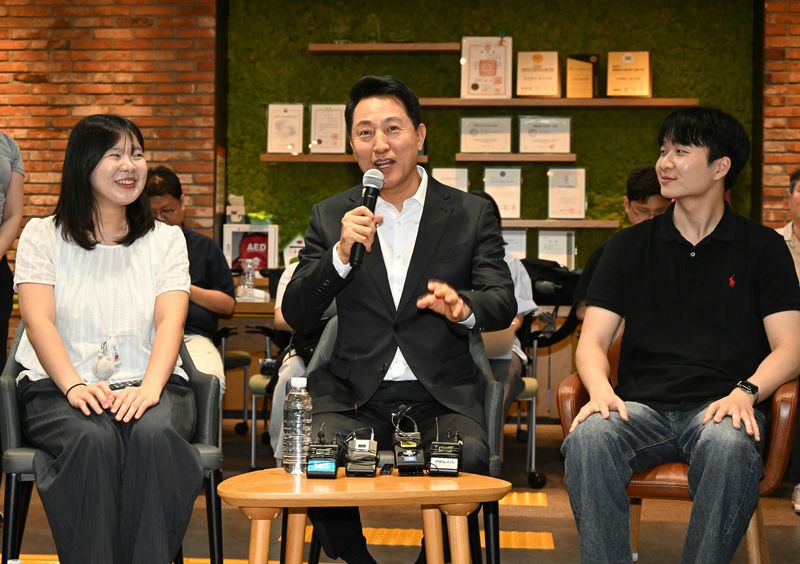 오세훈 서울시장(가운데)이 지난 6월 18일 성동구 링키지랩에서 열린 '서울영커리언스 인턴십 현장소통 간담회'에서 청년들과 이야기를 나누고 있다. 뉴스1