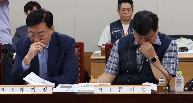 [세종=뉴시스] 강종민 기자 = 지난 16일 세종시 정부세종청사에서 열린 최저임금위 6차 전원회의에서 류기정 사용자 위원과 류기섭 근로자 위원이 고민스런 표정을 짓고 있다. 2026.06.16. ppkjm@newsis.com
