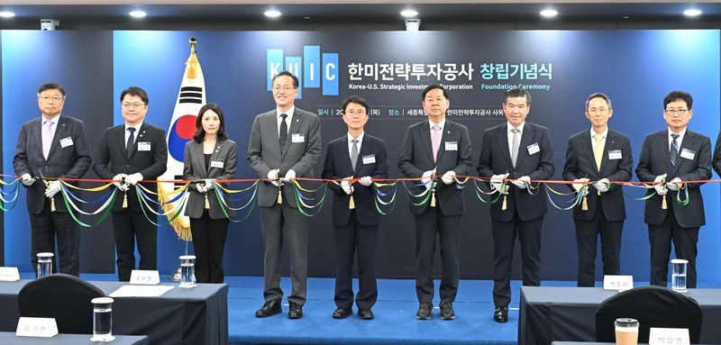 구윤철 전 재정경제부 장관이 지난 6월 18일 세종시에서 열린 '한미전략투자공사 창립행사'에 참석해 참석자들과 테이프 커팅을 하고 있다. 왼쪽부터 이승원 세종시 경제부시장, 문신학 산업통상부 1차관, 김진아 외교부 2차관, 이형일 재경부 1차관, 박종원 한미투자전략공사 사장, 구 부총리, 제임스 김 암참 회장, 황기연 한국수출입은행장, 박영일 한국투자공사 사장, 장영진 한국무역보험공사 사장. 뉴시스
