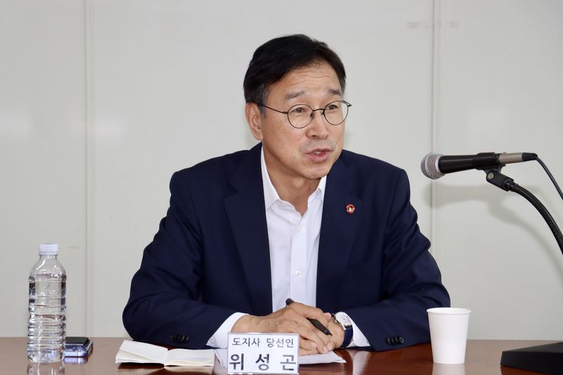 위성곤 제주특별자치도지사 당선인이 18일 일반택시업계 간담회에서 발언하고 있다. 위 당선인은 “제주에서는 사실상 택시가 대중교통으로서 역할을 하고 있다”며 택시의 공공교통 보완 기능을 강화하겠다는 뜻을 밝혔다. /사진=제40대 제주특별자치도지사직 인수위원회 제공