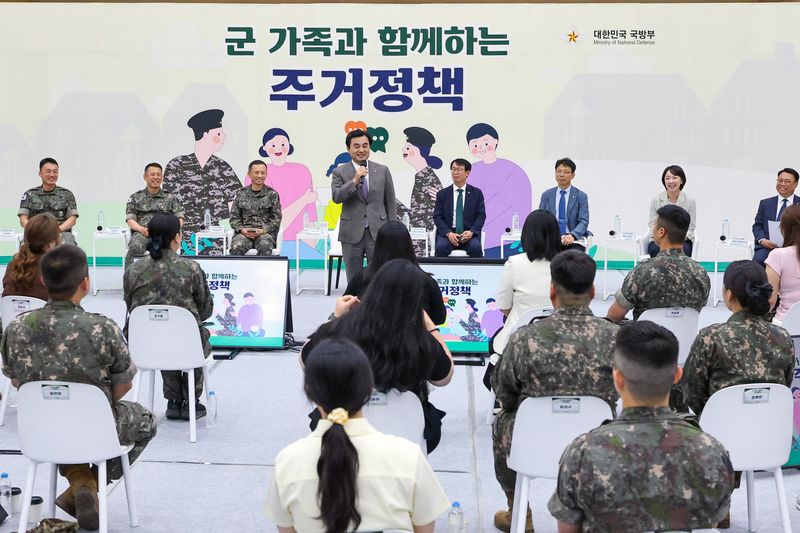 안규백 국방부장관이 18일 오전 육군 제15사단 군인 및 군 가족들과 간담회를 가지고 있다. 안규백 장관은 군 주거정책의 수요자인 군 가족의 의견을 청취하며 군인 가족이 체감할 수 있는 주거정책 발전방안을 논의했다. 국방부 제공