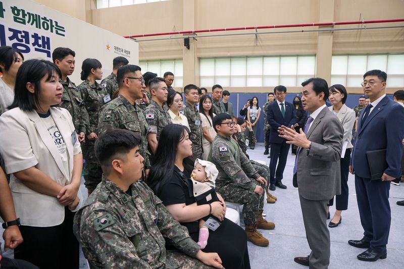 안규백 국방부장관이 18일 오전 육군 제15사단 군인 및 군 가족들과 간담회를 가지고 있다. 안규백 장관은 군 주거정책의 수요자인 군 가족의 의견을 청취하며 군인 가족이 체감할 수 있는 주거정책 발전방안을 논의했다. 국방부 제공