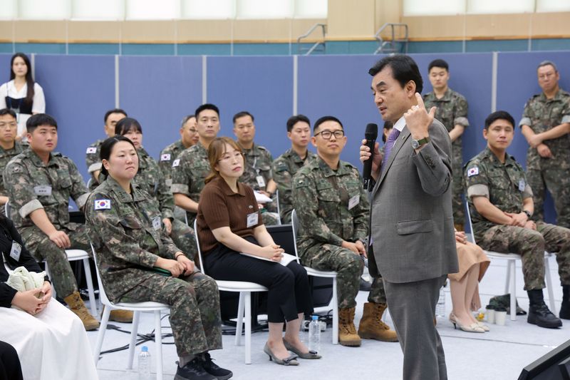 안규백 국방부장관이 18일 오전 육군 제15사단 군인 및 군 가족들과 간담회를 가지고 있다. 안규백 장관은 군 주거정책의 수요자인 군 가족의 의견을 청취하며 군인 가족이 체감할 수 있는 주거정책 발전방안을 논의했다. 국방부 제공