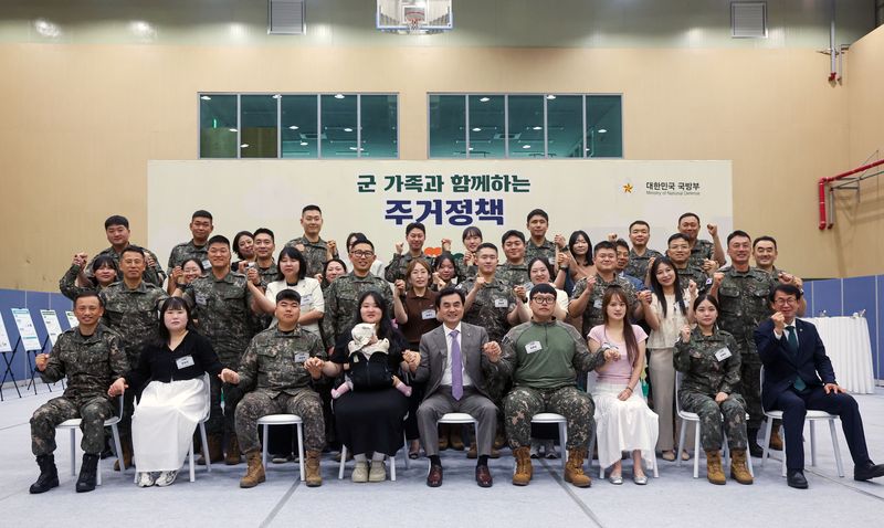안규백 국방부장관이 18일 오전 육군 제15사단 군인 및 군 가족들과 간담회를 가진 후 참석자들과 기념사진을 촬영하고 있다. 국방부 제공