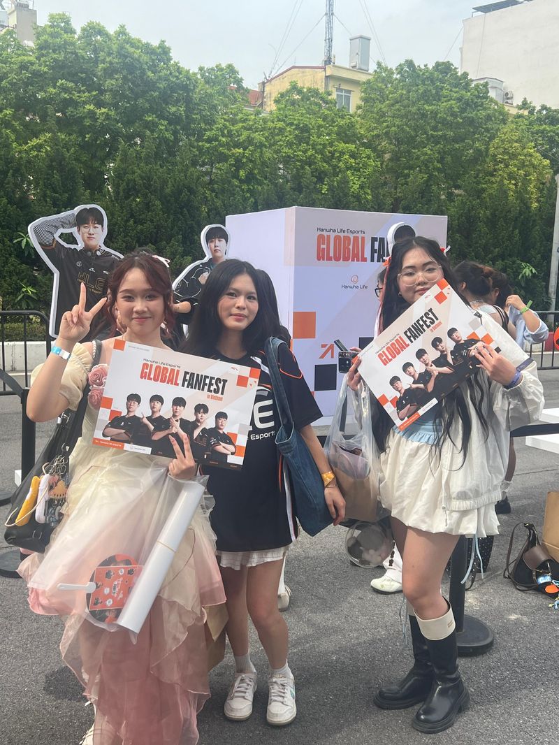 18일 베트남 하노이 꽌응어 체육관에서 개최된 한화생명e스포츠 선수팀의 팬소통 행사 '2026 HLE 팬페스트' 행사장 앞에 마련된 포토존에서 미국 버지니아의 대학에 재학 중인 풍씨(가운데)와 친구들이 사진을 촬영하고 있다. 김준석 특파원