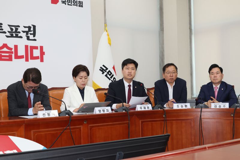 우재준 국민의힘 청년최고위원이 18일 여의도 국회에서 열린 최고위원회의에서 발언을 하고 있다. 사진=박범준 기자
