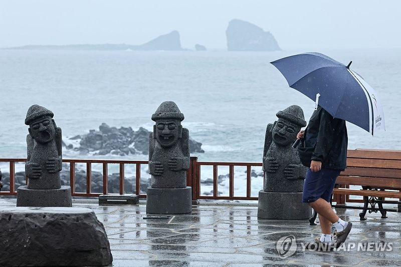 비 내리는 제주 바닷가 (출처=연합뉴스)