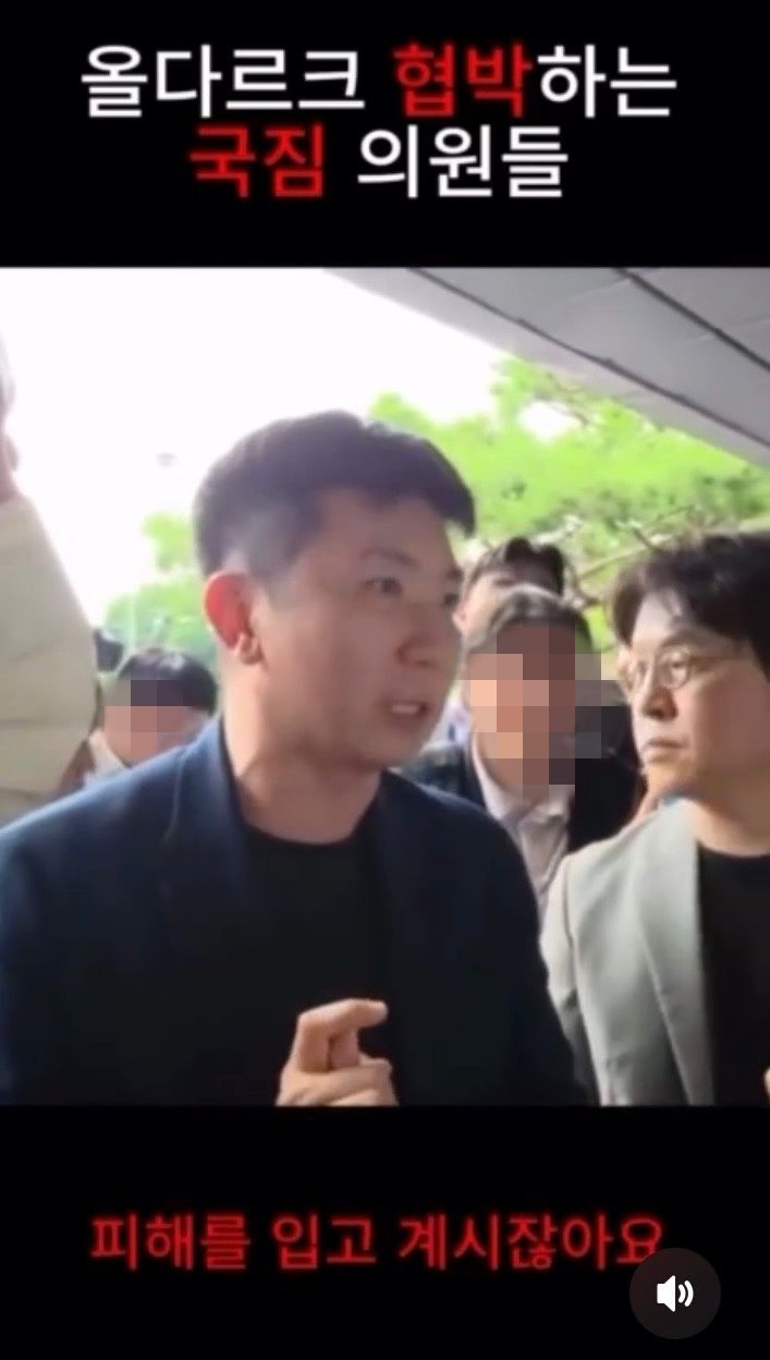 SNS에 지난 16일 올림픽공원 핸드볼경기장 진입을 저지하는 여성을 설득하는 모습이 카메라에 담겼다. 유승민 대한체육회장이 체육단체 관계자들을 대신해 피해를 호소하고 있다. /사진=스레드 캡처