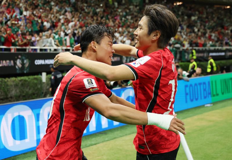 대한민국 축구국가대표팀 오현규가 11일(현지시간) 멕시코 할리스코주 사포판 과달라하라 스타디움에서 열린 2026 북중미 월드컵 A조 조별리그 1차전 대한민국과 체코의 경기에서 역전골을 넣고 이강인과 포옹을 나누고 있다. 2026.6.12 ⓒ 뉴스1 임세영 기자