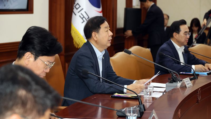 구윤철 부총리 겸 재정경제부 장관이 19일 서울 종로구 정부서울청사에서 열린 비상경제본부 회의 겸 경제ㆍ대외경제관계장관회의에서 발언하고 있다. 사진=서동일 기자