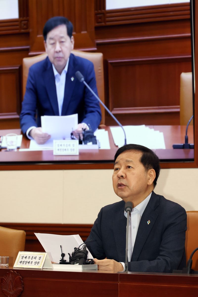 구윤철 부총리 겸 재정경제부 장관이 19일 서울 종로구 정부서울청사에서 열린 비상경제본부 회의 겸 경제ㆍ대외경제관계장관회의에서 발언하고 있다. 사진=서동일 기자