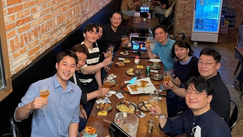 강남구 Aging in Place 커뮤니티 '우리동네좋은사람들'의 2022년 결성 첫 모임. '고령친화 주거환경 개선' 주민공모 협약사업을 통해서, 동네 어르신들 댁의 낙상 예방을 도왔다. 치매 후견인, 건축가, 사회복지사, 주거복지사, 요양보호사, 일본인 마을공동체 활동지원가 등 강남구에서 살거나 일하는 20~70대의 남녀 11명이 함께 했고, 지금껏 인연을 이어가고 있다. 사진=우리동네좋은사람들 제공
