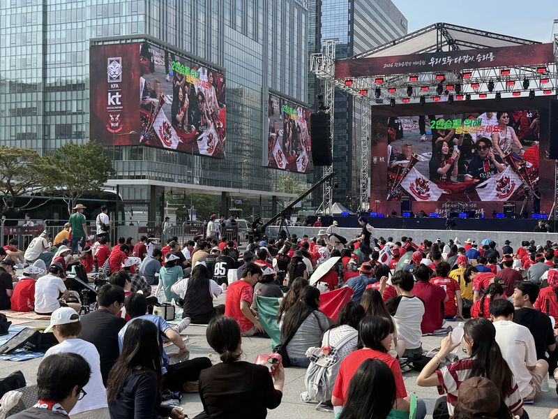한국 축구대표팀의 2026 북중미 월드컵 조별리그 2차전 멕시코전을 앞둔 20일 오전 서울 광화문광장 거리응원장에서 시민들이 응원전을 준비하고 있다.뉴시스