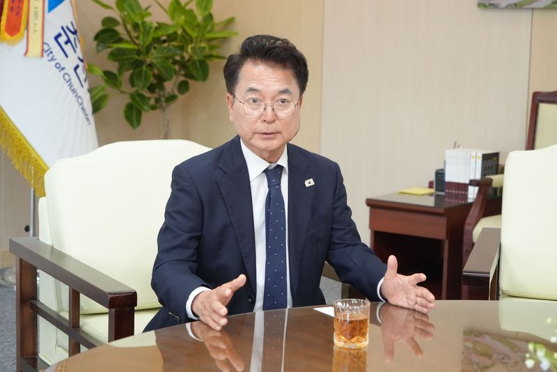 육동한 춘천시장이 지난 17일 파이낸셜뉴스와의 인터뷰에서 춘천 발전 비전을 설명하고 있다. 춘천시 제공