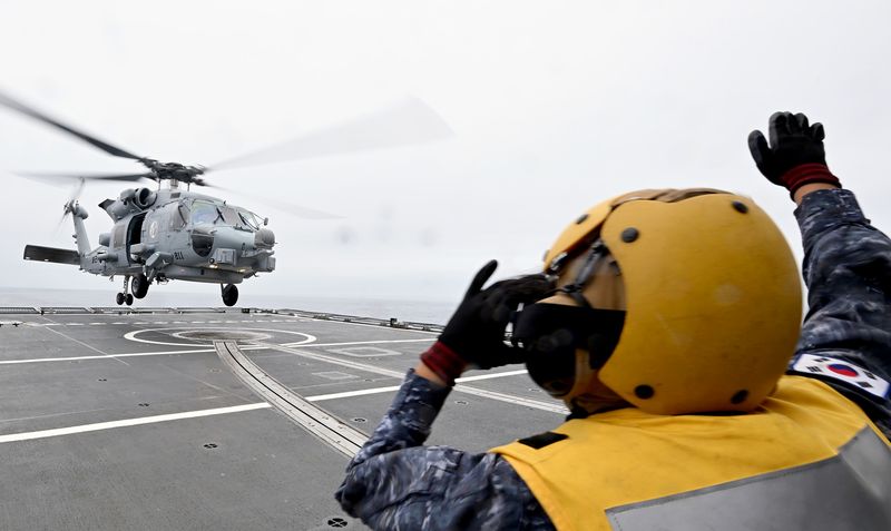 18일 남해상에서 진행된 함대종합전투훈련에 참가한 MH-60R 해상작전헬기가 구축함 충무공이순신함(DDH-Ⅱ, 4400t급) 비행갑판에서 헬기 이ㆍ착함훈련을 하고 있다. 해군은 6월 16일부터 19일까지 서해와 남해에서 함대종합전투훈련을 실시하며 전투준비태세를 확립했다. 해군 제공