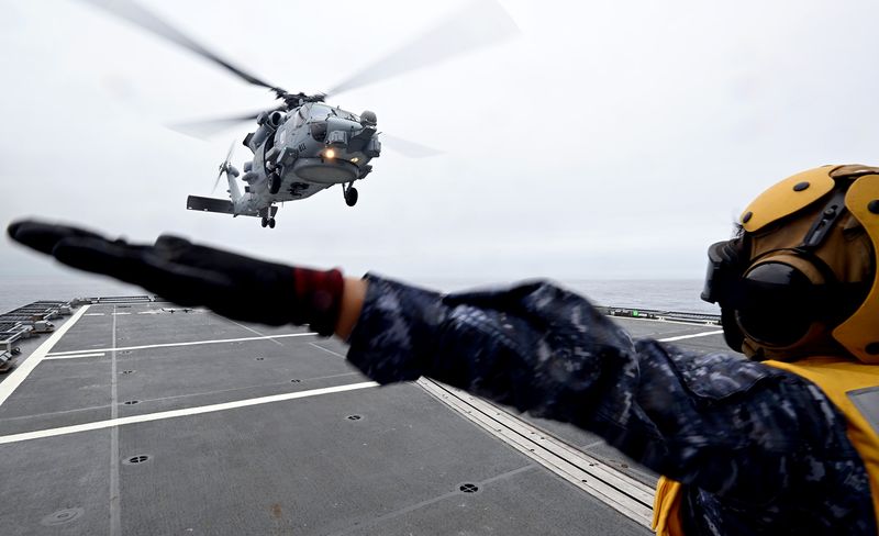 18일 남해상에서 진행된 함대종합전투훈련에 참가한 MH-60R 해상작전헬기가 구축함 충무공이순신함(DDH-Ⅱ, 4400t급) 비행갑판에서 헬기 이ㆍ착함훈련을 하고 있다. 해군은 6월 16일부터 19일까지 서해와 남해에서 함대종합전투훈련을 실시하며 전투준비태세를 확립했다. 해군 제공