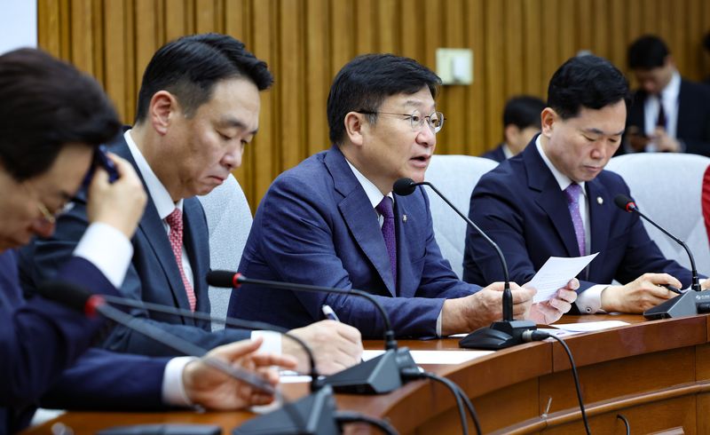 정점식 국민의힘 원내대표(오른쪽에서 두번째)가 19일 서울 여의도 국회에서 열린 원내대책회의에서 모두발언을 하고 있다. 이날 정 원내대표는 "코스피 지수가 기쁨보다 박탈감을 안겨주는 숫자가 된다는 말에 겸허히 귀를 기울여야 한다"고 말했다. 뉴시스 제공