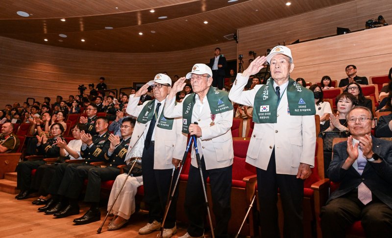6·25전쟁 참전용사들이 18일 세종예술의전당에서 열린 '2026 대한민국 육군 호국음악회'에서 육군 의장대의 경례를 받고 있다. 육군 제공
