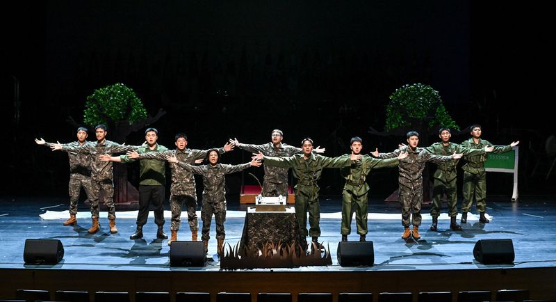 55사단 군악중대가 18일 세종예술의전당에서 열린 '2026 대한민국 육군 호국음악회'에서 창작 뮤지컬 '선이 닿는 곳'을 공연하고 있다. 육군 제공