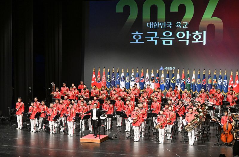 육군군악의장대대가 18일 세종예술의전당에서 열린 '2026 대한민국 육군 호국음악회'에서 공연을 마치고 커튼콜 인사를 하고 있다. 육군 제공