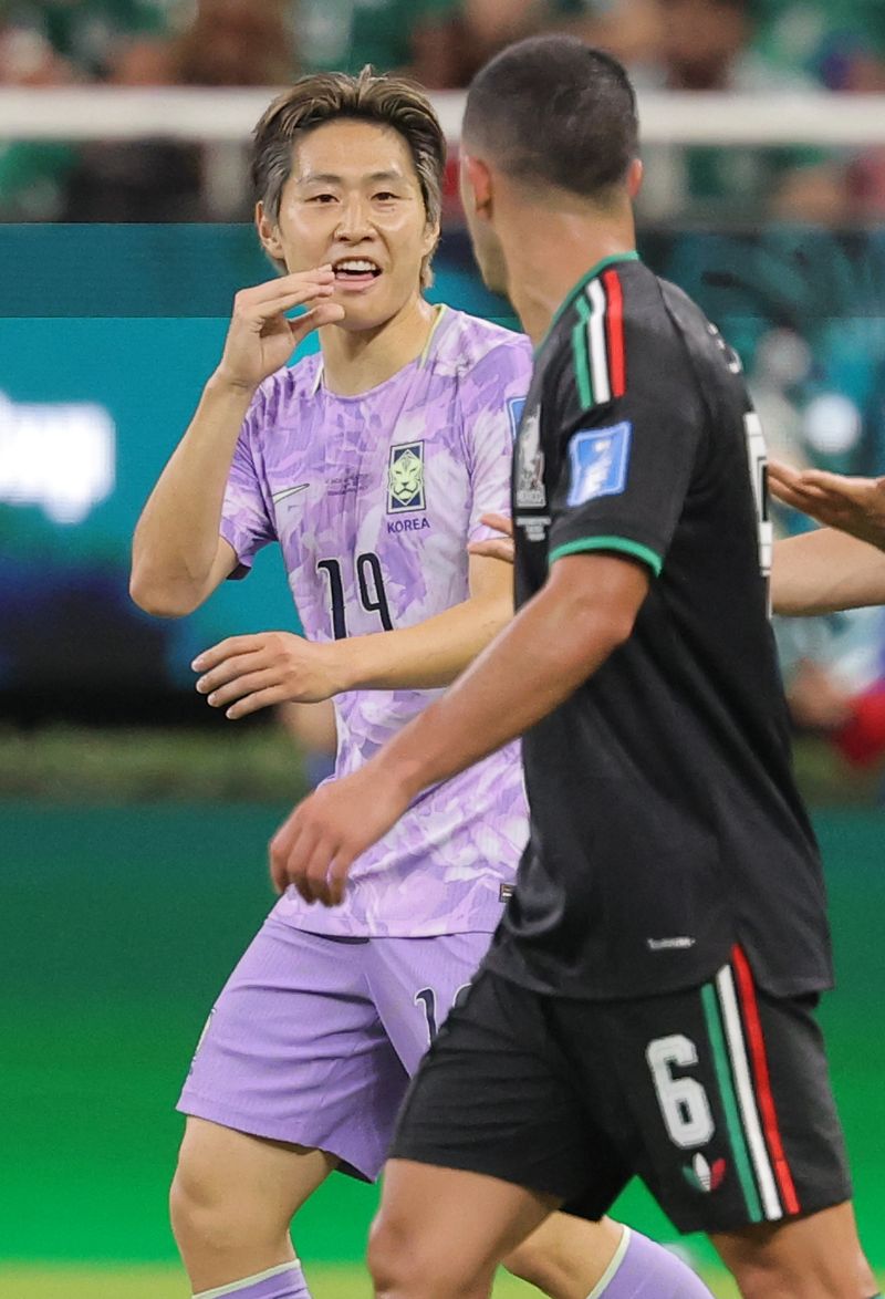 18일(현지시간) 멕시코 사포판 과달라하라 스타디움에서 열린 2026 북중미 월드컵 A조 2차전 한국과 멕시코의 경기. 대표팀 이강인과 멕시코 에리크 리라가 신경전을 벌이고 있다.연합뉴스