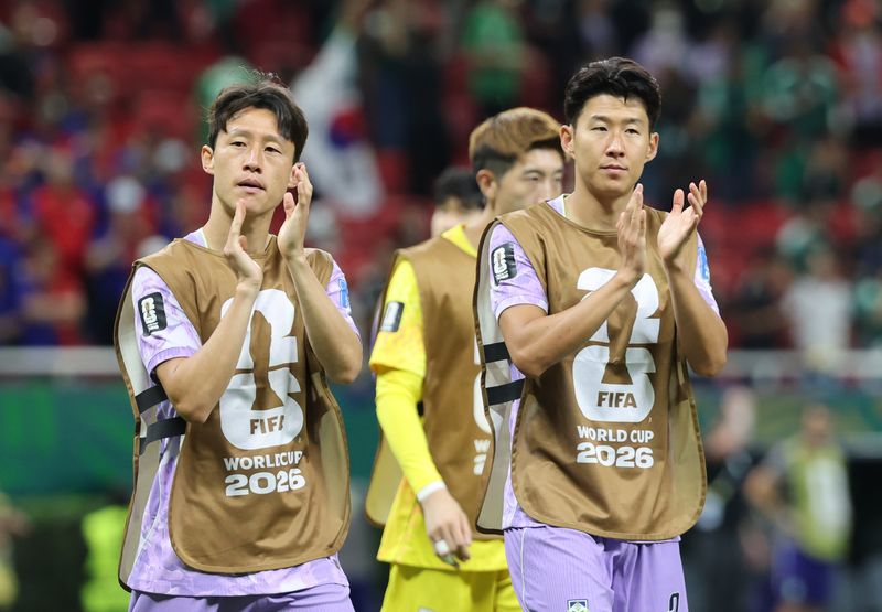 대한민국 축구국가대표팀 이재성(왼쪽)과 손흥민이 18일(현지시간) 멕시코 과달라하라 스타디움에서 열린 2026 북중미 월드컵 A조 조별리그 2차전 대한민국과 멕시코의 경기에서 0-1로 아쉽게 패배한 후 관중석을 향해 박수를 보내고 있다. 2026.6.19 ⓒ 뉴스1 박지혜 기자