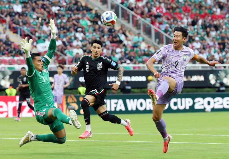 18일(현지 시간) 멕시코 과달라하라 스타디움에서 열린 2026 북중미 월드컵 조별리그 A조 대한민국과 멕시코의 경기에서 한국 손흥민이 슛을 하고 있다.뉴시스