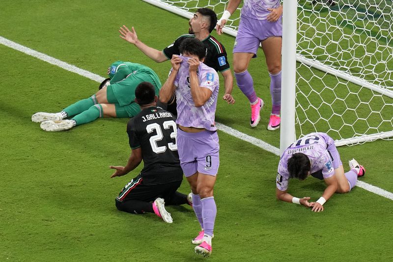 조규성(앞)과 양현준이 18일(현지 시간) 멕시코 사포판의 에스타디오 과달라하라에서 열린 2026 북중미 월드컵 조별 리그 A조 2차전 멕시코와 경기 중 결정적인 기회를 놓친 후 아쉬워하고 있다. 한국이 0-1로 패하며 조 2위에 자리했다.뉴시스