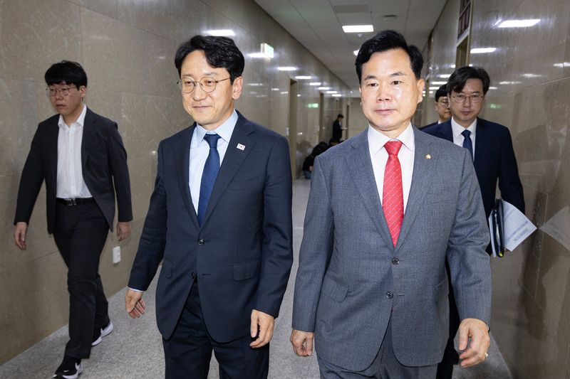 더불어민주당 천준호(왼쪽), 국민의힘 김승수 원내운영수석부대표가 지난 15일 서울 여의도 국회에서 회동을 마친 후 이동하고 있다. 2026.6.15 ⓒ 뉴스1 유승관 기자