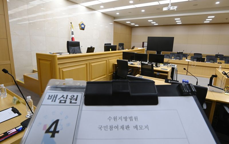 [수원=뉴시스] 김종택 기자 = 검사실 술파티 의혹과 관련해 위증 혐의로 기소된 이화영 전 경기도평화부지사에 대한 국민참여재판 준비절차가 1년 2개월 만에 마무리됐다.재판부는 8일부터 배심원 선정을 시작으로 역대 최장기 국민참여재판 절차에 돌입한다.사진은 5일 경기 수원시 영통구 수원지방법원 204호 법정 모습. 2026.06.05. jtk@newsis.com