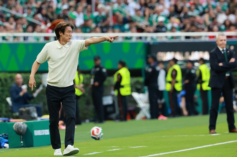 홍명보 대한민국 축구국가대표팀 감독이 18일(현지시간) 멕시코 할리스코주 사포판 과달라하라 스타디움에서 열린 2026 북중미 월드컵 A조 조별리그 2차전 대한민국과 멕시코의 경기에서 선수들에게 작전을 지시하고 있다. 이날 경기는 대한민국이 멕시코를 상대로 0-1로 패했다.뉴스1