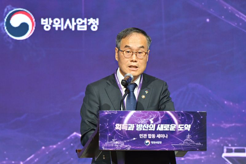 이용철 방위사업청장이 19일 서울 여의도 페어몬트 앰배서더 호텔에서 열린 '획득과 방산의 새로운 도약' 세미나에서 개회사를 하고 있다. 방위사업청 제공