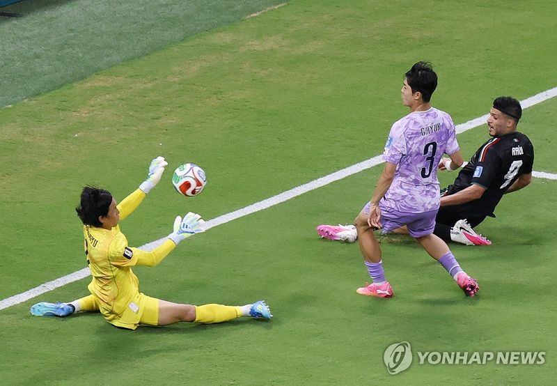 멕시코의 공격을 막아내는 김승규.연합뉴스