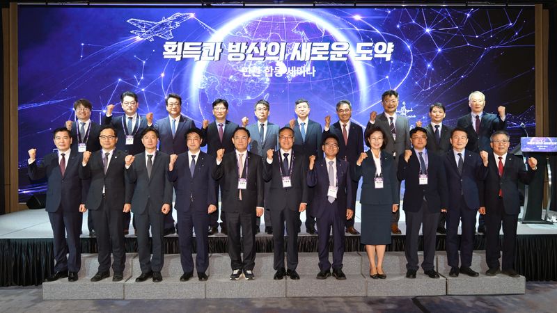 9일 여의도 페어몬트 앰배서더 호텔에서 개최된 '획득과 방산의 새로운 도약' 세미나에서 주요 참석자들이 기념촬영을 하고 있다. (아랫줄 왼쪽 5번째부터 임종득 국회의원, 이용철 방위사업청장, 박선원 국회의원, 백선희 국회의원). 방사청 제공